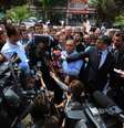Mulheres choram em sepultura demineiro que morreu no desastre da mina em Soma, Turquia  Foto: AP
