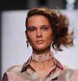 <p>A grife Holly Fulton escolheu a sombra violeta aplicada somente na p&aacute;lpebra superior. "As sobrancelhas s&atilde;o marcadas e penteadas, e o batom &eacute; acobreado cintilante", explica Anna</p>  Foto: Getty Images