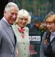 <p>Pr&iacute;ncipe Charles e Camilla, duquesa da Cornoalha, ficam&nbsp;ao lado de uma jovem vestida como o personagem "Anne of Green Gables", em Charlottetown, no Canad&aacute;, em 20 de maio</p>  Foto: AFP