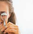 Manipule o curvex com cuidado para não quebrar os cílios ou machucar as pálpebras   Foto: Shutterstock
