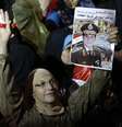 <p>Cidadã do Egito segura um cartaz do general Abdul Fatah al-Sisi, durante um comício, no Cairo, em 2013</p>  Foto: AP