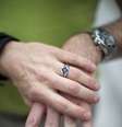 <p>Um casal exibe seus an&eacute;is de casamento na escadaria da Corte do Estado da&nbsp;Pensilv&acirc;nia,&nbsp;ap&oacute;s uma decis&atilde;o que derrubou a proibi&ccedil;&atilde;o de casamento gay, em 20 de maio</p>  Foto: Reuters