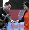Gata heroína participa de jogo de beisebol na Califórnia  Foto: Reuters