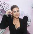 <p>Atriz usou blazer e deixou renda preta da lingerie à mostra</p>  Foto: Paduardo e Thiago Duran / AgNews