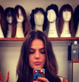 Isis Valverde posa ao lado de perucas nos bastidores de 'Boogie Oogie'  Foto: Instagram / Reprodução