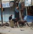 <p>Policiais paquistaneses inspecionam&nbsp;o local de uma explos&atilde;o de&nbsp;bomba em Karachi, em 21 de maio</p>  Foto: AFP