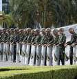 <p>Soldados tailandeses montam guarda do lado de fora de um salão do Clube do Exército, onde grupos contrários se reuniram para discutir a crise no país, nesta quarta-feira</p>  Foto: AP