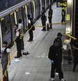 <p>Investigadores caminham na plataforma do metrô de Jiangzicui, onde um homem atacou vários passageiros com uma faca</p>  Foto: Reuters