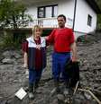 Casal fica em frente a sua casa na cidade de Topcic Polje, Bósnia; país calcula prejuízos de milhões de reais  Foto: Reuters