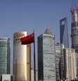 <p>Bandeira da China em frente a prédios em um centro comercial de Xangai; país pode enfrentar forte desaceleração econômica nos próximos anos</p>  Foto: Getty Images