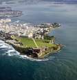San Juan, Porto Rico - Capital de Porto Rico, San Juan não é só mais uma bela cidade caribenha, mas também é um destino rico em história. Segunda colônia europeia mais antiga do Novo Mundo, mantém na parte velha da cidade muito da arquitetura do passado. Entre os pontos turísticos está a fortificação militar San Felipe El Morro. Também fica em San Juan a residência oficial do governador, La Fortaleza, mais antiga mansão usada pelo poder executivo no Novo Mundo, construída em 1533  Foto: Shutterstock