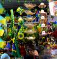 A Copa do Mundo mudou a paisagem do Saara, tradicional comércio popular do Rio de Janeiro: tem taça gigante, invasão de Fulecos, canetas para o corpo, tudo com preços para todos os gostos e bolsos de torcedores; veja fotos   Foto: Daniel Ramalho / Terra