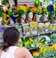 A Copa do Mundo mudou a paisagem do Saara, tradicional comércio popular do Rio de Janeiro: tem taça gigante, invasão de Fulecos, canetas para o corpo, tudo com preços para todos os gostos e bolsos de torcedores; veja fotos   Foto: Daniel Ramalho / Terra