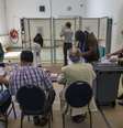 <p>Uma mulher deposita seu voto em uma urna no ginásio de uma escola primária usada como local de votação durante as eleições para o Parlamento Europeu, em Utrecht, Paises Baixos, nesta quinta-feira, 22 de maio</p>  Foto: Reuters