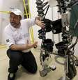 <p>Neurocientista brasileiro Miguel Nicolelis mostra exoesqueleto em laboratório em São Paulo</p>  Foto: Paulo Whitaker / Reuters