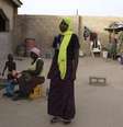 <p>Rachel Daniel (ao centro), 35, m&atilde;e da estudante raptada Rose Daniel, 17, posa para uma foto em sua casa em Maiduguri, Nig&eacute;ria, em 21 de maio</p>  Foto: Reuters