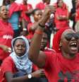 <p>Em uma passeata, manifestantes se revoltam contra o grupo terrorista que atua na Nigéria</p>  Foto: Reuters
