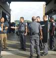 Policiais militares garantiram a saída de alguns ônibus da garagem   Foto: Janaína Garcia / Terra