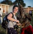 <p>Nesta foto de 6 de outubro de 2013, a jornalista Camille Lepage sorri para um dançarino local, próximo ao estádio Bonga Bonga, na capital, Bangui</p>  Foto: Sylvain Cherkaoui / AP