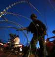 <p>Um soldado tailandês patrulha local onde manifestantes pró-governo organizam um comício nos arredores de Bangcoc</p>  Foto: AP