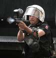 <p>Policiais atiraram para cima, usaram balas de borracha, gás lacrimogêneo e jatos de água para dispersar os manifestantes</p>  Foto: AP