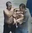 <p>A criança, de apenas um ano de idade, foi salva por um vendedor que trabalhava do outro lado da rua</p>  Foto: Youtube / Reprodução