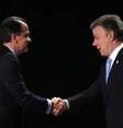 <p>Óscar Iván Zuluaga e Juan Manuel Santos se cumprimentam ao final de debate televisionado, em 22 de maio</p>  Foto: Reuters