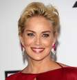 Sharon Stone aposta em uma pele luminosa, sem precisar aplicar muitos cosméticos   Foto: Getty Images