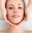 Massagem facial promete rejuvenescer a pele do rosto apenas com movimentos de ginástica e adiar as aplicações da tradicional toxina botulínica por alguns anos  Foto: Shutterstock
