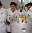 <p>Inspetores da Ag&ecirc;ncia Internacional de Energia At&ocirc;mica e t&eacute;cnicos iranianos examinam&nbsp;usina nuclear de Natanz, a cerca de 300 quil&ocirc;metros ao sul de Teer&atilde;, em 20 de janeiro</p>  Foto: AFP