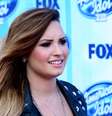 Na apresentação do American Idol, Demi Lovato mostrou o novo cabelo com mechas e sidecut  Foto: Getty Images