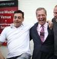 <p>O líder do Partido da Independência do Reino Unido, Nigel Farage (ao centro), comemora com simpatizantes durante uma parada em um pub a eleição de alguns conselheiros, em Basildon, no sul da Inglaterra, em 23 de maio</p>  Foto: Reuters