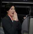 <p>Ex-premiê da Tailândia, Yingluck Shinawatra dá uma saudação tradicional, ao deixar o escritório do Secretário da Defesa em Bangcoc, em 7 de maio</p>  Foto: Reuters