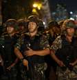 <p>Soldados montam guarda no centro de Bagoc, dois dias depois que um golpe de Estado foi aplicado no país</p>  Foto: Reuters
