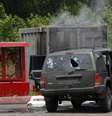 <p>Um carro destruído de milícia pró-ucraniana é visto após um tiroteio no assentamento rural de Karlovka, oeste de Donetsk, nesta quinta-feira, 23 de maio</p>  Foto: Reuters