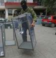 <p>Um ativista pró-russo retirou, nesta sexta-feira, algumas das urnas que estavam posicionadas para as eleições presidenciais, em uma zona eleitoral de Donetsk</p>  Foto: AP