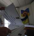 <p>Em Donetsk, membros do comitê eleitoral prepararam um centro para votação</p>  Foto: Reuters