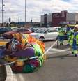 <p>Equipes de resgate conseguiram tirar três das quatro crianças do brinquedo, ainda quando ele estava no ar. A quarta criança aterrissou junto com o castelo</p>  Foto: El País / Reprodução