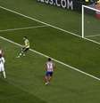 Aos 36min, após levantamento na área, o uruguaio Godín subiu mais do que a zaga do Real Madrid e encobriu o adiantado goleiro Casillas  Foto: Reuters