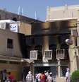 <p>Pessoas se reúnem do lado de fora de um posto do correio danificado depois de ter sido invadido por homens armados na cidade de Seyoun, na província sudeste iemenita de Hadramout, neste sábado, 24 de maio</p>  Foto: Reuters