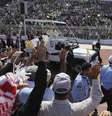 <p>Papa Francisco é aclamado pelos fiéis, ao chegar em um estádio de Amã, para a celebração de uma missa, neste sábado</p>  Foto: Reuters