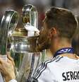 Sergio Ramos beija a taça da Champion; Zagueiro espanhol fez, aos 48min do segundo tempo, o gol que levou a partida para a prorrogação  Foto: Reuters