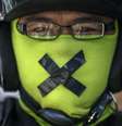 Homem participa de protesto contra o golpe militar em Bangcoc  Foto: Reuters