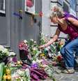 Mulher deposita flores no local onde ocorreu o atentado, em Bruxelas  Foto: AP