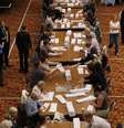 <p>Votos para o Parlamento europeu são contados, em Southampton, no sul da Inglaterra, em 25 de maio</p>  Foto: Reuters