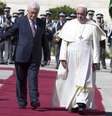 Papa foi recebido pela autoridade palestina Mahmoud Abbas  Foto: AP