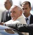 Papa Francisco acena em sua chegada em Belém  Foto: Reuters