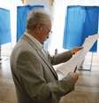 Ucraniano se prepara para votar em colégio eleitoral de Kiev  Foto: Reuters