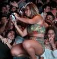 <p>Valesca Popozuda gosta de conversar com os fãs</p>  Foto: Oswaldo Reis / AgNews