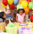 É possível fazer uma festa infantil em casa com organização. A personal party Andrea Cabral recomenda que o número de convidados seja proporcional ao tamanho disponível para o evento. Informações: (65) 9904-9884  Foto: Hurst Photo/ Shutterstock